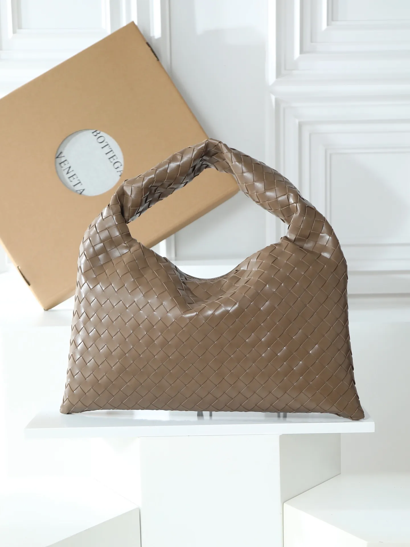 1180. #Bv’s new medium size HO 796262. The bag body and handles are made of a whole piece of woven leather. The bag body is soft and lazy. Ho symbolizes the praise of innovation and eternal craftsmanship [love]. The pyramid silhouette combines practicality and fashion. It is modern and casual. The double-sided closure design of the bag mouth is more convenient and safe! Made of soft cowhide and full of texture, this is a must-have for fashionable ladies who like minimalism, comfort and casualness! Dimensions: 46x21x10